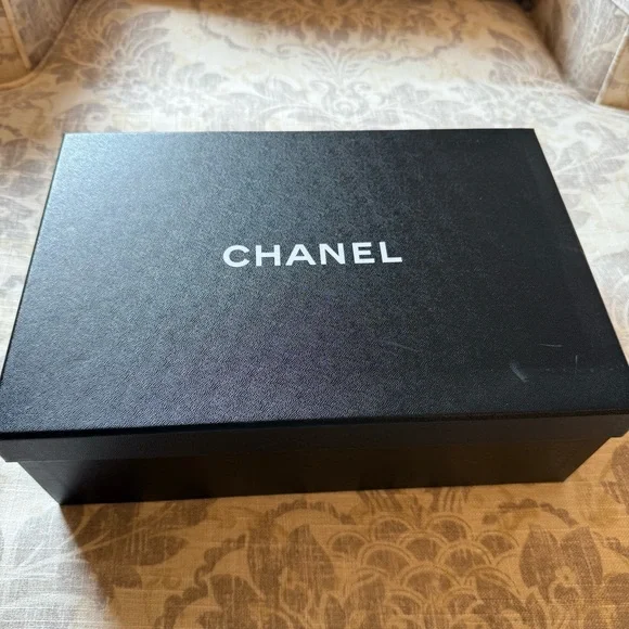 ๐ฏ Authentic CHANEL -- Brand New In Box -- Blue & Black Suede Loafers - Picture 3 of 11